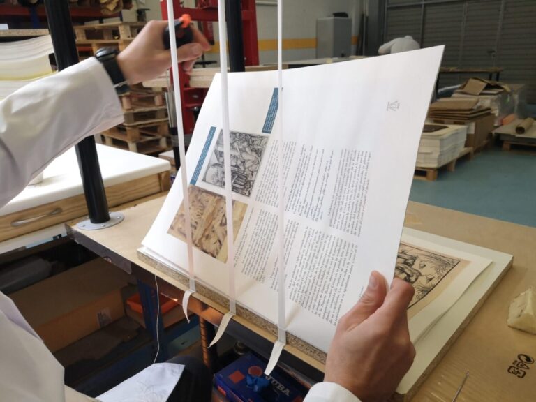 Encuadernación con metodos artesanos por un maestro especialista que está realizando un ejemplar del absolute cartembooks